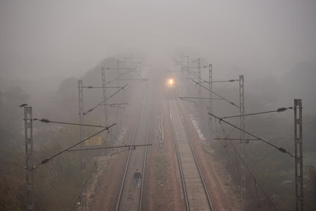 GURUGRAM, INDIA â JANUARY 11: A passenger train runs towards from Rewari to Delhi Sarai Rohilla amid dense foggy weather near Dhankot Railway Station, on January 11, 2024 in Gurugram, India. (Photo by Parveen Kumar/Hindustan Times )のeditorial素材