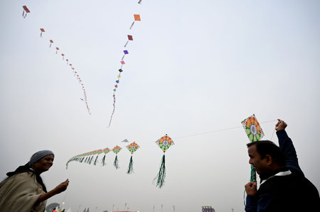 NEW DELHI, INDIA â JANUARY 13: People flying kites during the first international kite festival- âPatang Utsavâ Inaugurated by Delhi LG VK Saxena, at Baansera, cityâs first bamboo-theme park at Sarai Kale Khan on the banks of river Yamuna, on Januのeditorial素材