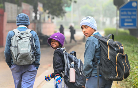NEW DELHI, INDIA â JANUARY 15: School children going to school  at Tilak Marg after Schools in Delhi reopen for physical classes , on January 15, 2024 in New Delhi, India. (Photo by Arvind Yadav/Hindustan Times )のeditorial素材