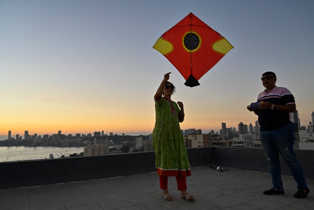 MUMBAI, INDIA - JANUARY 15: Rathi couple enjoys kite flying festival on occasion of \"Makar Sankranti\" on terrace of building at Girgoan on January 15, 2024 in Mumbai, India. (Photo by Anshuman Poyrekar/Hindustan Times)のeditorial素材