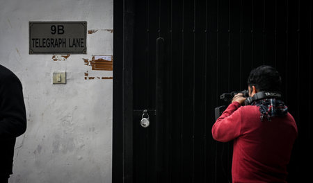 NEW DELHI, INDIA - JANUARY 19: Media persons covering the news after former Lok Sabha MP Mahua Moitra vacates her government-allocated bungalow at Telegraph road CP on January 19, 2024 in New Delhi, India. This action follows Moitra's expulsion from the Lのeditorial素材