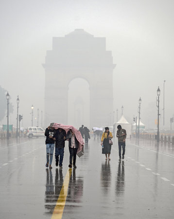 NEW DELHI, INDIA - JANUARY 31: Visitors protect themselves from sudden rain at Kartavya Path, on January 31, 2024 in New Delhi, India. (Photo by Sanjeev Verma/Hindustan Times )のeditorial素材