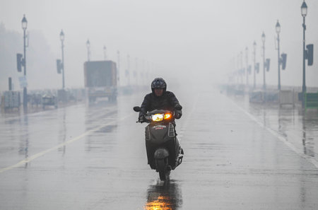NEW DELHI, INDIA - JANUARY 31: People seen out during heavy rains at Kartavya Path on January 31, 2024 in New Delhi, India. (Photo by Sanchit Khanna/Hindustan Times)のeditorial素材
