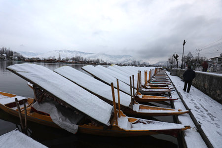SRINAGAR, INDIA - FEBRUARY 1: A view of snow covered boats at Dal Lake after a seasons first snowfall on February 1, 2024 in Srinagar, India. It is the season---s first snowfall in the plains of the Kashmir valley, including in the summer capital Srinagarのeditorial素材