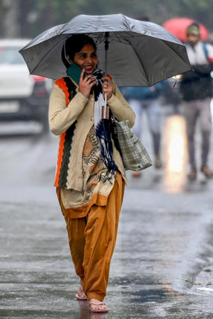 NOIDA, INDIA -FEBRUARY 1: Commuters during light rain in winter, rain increased the severe cold in North India, on February 1, 2024 in Noida, India. (Photo by Sunil Ghosh/Hindustan Times )のeditorial素材