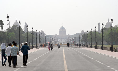 NEW DELHI, INDIA - MARCH 28: Visitors out on a hot afternoon at Kartavya Path on March 28, 2024 in New Delhi, India. (Photo by Sanjeev Verma/Hindustan Times)のeditorial素材