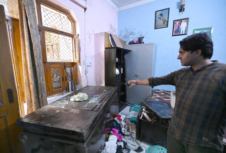NEW DELHI, INDIA - APRIL 1: Family members explained the scene where Leopard entered in their house at Jagatpur Village near Wazirabad on April 1, 2024 in New Delhi, India. At least five people were injured when a leopard wandered into a village in north のeditorial素材