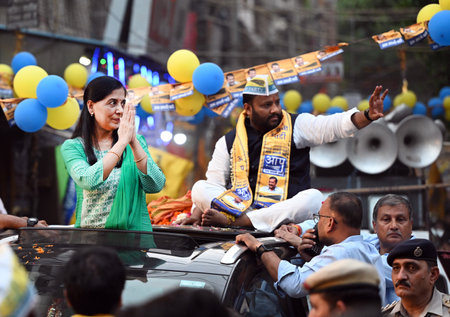 NEW DELHI, INDIA - APRIL 27: Sunita Kejriwal, Wife of Delhi Chief Minister Arvind Kejriwal holding a road Show at Kalyanpuri for upcoming Lok Sabha Election, on April 27, 2024 in New Delhi, India. Sunita Kejriwal's roadshow is about 1.5 kilometer long whiのeditorial素材