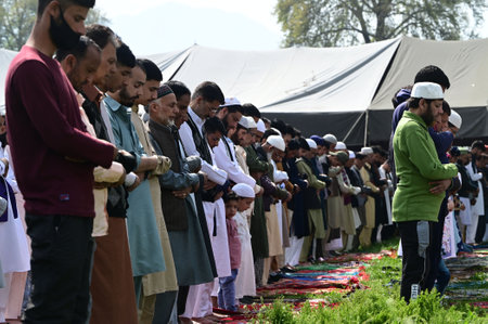 SRINAGAR, INDIA - APRIL 7: People cover themselves to beat the heat during a summer day at CP on April 7, 2024 in Srinagar, India. The Eid prayers concluded on a peaceful note, further reinforcing the spirit of harmony and unity. The auspicious occasion oのeditorial素材