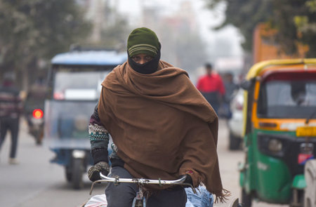 GURUGRAM, INDIA â JANUARY 2: A man pulls a rickshaw cart wearing warm clothes on a cold winter morning at Khandsa Road near DAV High School, on January 2, 2024 in Gurugram, India. (Photo by Parveen Kumar/Hindustan Times )のeditorial素材