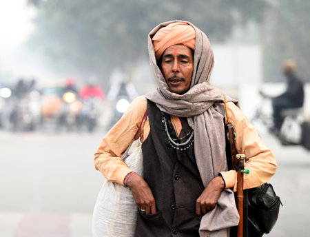 NOIDA, INDIA - JANUARY 3: Commuters seen on a cold afternoon on January 3, 2024 in Noida, India. (Photo by Sunil Ghosh/Hindustan Times )のeditorial素材