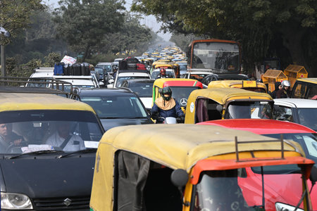NEW DELHI, INDIA â JANUARY 1: Heavy traffic at Mathura Road on the first day of New Year, on January 1, 2024 in New Delhi, India. (Photo by Salman Ali/Hindustan Times )のeditorial素材