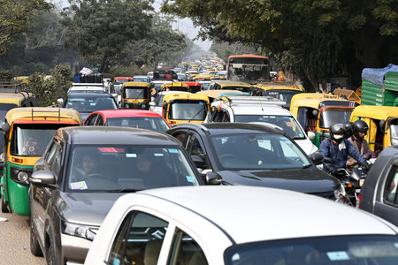 NEW DELHI, INDIA â JANUARY 1: Heavy traffic at Mathura Road on the first day of New Year, on January 1, 2024 in New Delhi, India. (Photo by Salman Ali/Hindustan Times )のeditorial素材