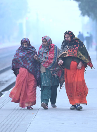 NEW DELHI, INDIA â DECEMBER 15: Commuters in the morning winter chill and fog at Dwarka in the South West Delhi, on  December 15, 2023 in New Delhi, India.  (Photo by Vipin Kumar/Hindustan Times )のeditorial素材