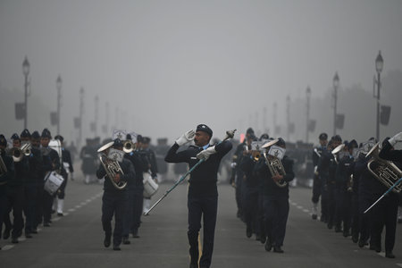 NEW DELHI, INDIA - DECEMBER 28: Indian security personnel rehearsal ahead of Republic Day Parade amid dense foggy and cold morning, at Kartavya Path on December 28, 2023 in New Delhi, India. (Photos by Salman Ali/Hindustan Times)のeditorial素材