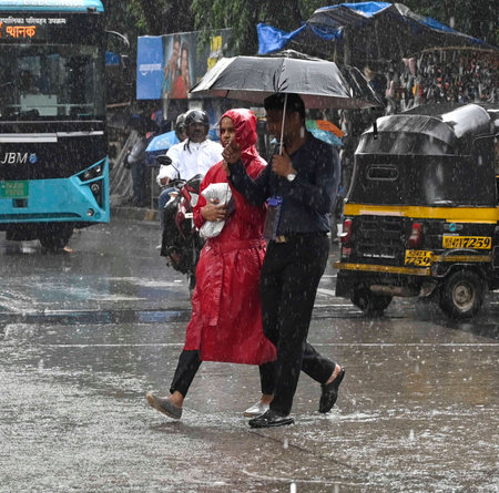 MUMBAI, INDIA â JUNE 30: People cross the road in Heavy Monsoon rainfall at Andheri, on June 30, 2023 in Mumbai, India. (Photo by Vijay Bate/Hindustan Times )のeditorial素材