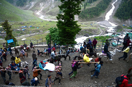 SRINAGAR, INDIA â JULY 1: First batch of the Amarnath pilgrims on their way to the Amarnath cave on the Baltal route, some 125 kilometers northeast of Srinagar, on June 29, 2023 in Srinagar, India. The 62-day pilgrimage which began on Saturday will undeのeditorial素材
