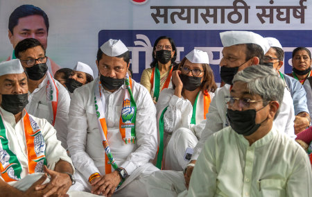 MUMBAI, INDIA - JULY 12:  Maharashtra Congress President Nana Patole with party workers stage a silent protest in solidarity with party leader Rahul Gandhi in the wake of the Gujarat High Court upholding the Sessions Court's order denying stay on his convのeditorial素材