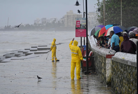 MUMBAI, INDIA - JULY 19: Police removing people from the beach during High Tide at Bandstand, Bandra, on July 19, 2023 in Mumbai, India. (Photo by Vijay Bate/Hindustan Times )のeditorial素材