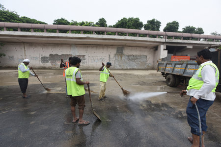 NEW DELHI, INDIA - JULY 17: MCD worker Cleaning garbage and Mud at Ring Road Near ISBT after remove flooded water   on July 17, 2023 in New Delhi, India.  (Photo by Sonu mehta/Hindustan Times)のeditorial素材