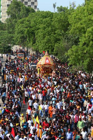 NEW DELHI INDIA JUNE 20 2023 Devotees take part in the annual Jagannath Rath Yatra the festival of chariots at Hauz Khas on June 20 2023 in New Delhi India The Jagannath Puri Rath Yatra is an annual festival celebrated in the city of Puri Odisha The festiのeditorial素材