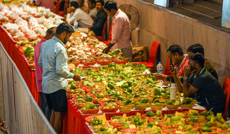 NEW DELHI INDIA JUNE 7 2023 Commercially popular and rare varieties of mangoes are displayed during the 32 Mango Festival at Dilli Haat in Janakpuri in New Delhi India on Friday July 7 2023 Photo by Raj K Raj Hindustan Timesのeditorial素材