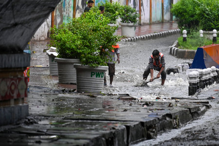 NEW DELHI INDIA JULY 8 2023 A view of Minto Bridge as it gets closed for movement after heavy rains on July 8 2023 in New Delhi India Delhi NCR was drenched with heavy rain on the intervening night of Friday and Saturday The overnight shower which continuのeditorial素材