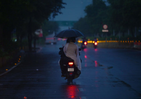 NOIDA, INDIA â AUGUST 5: Commuters seen out during early morning light rain at Sector 22 road, on August 5, 2023 in Noida, India. (Photo by Sunil Ghosh/Hindustan Times)のeditorial素材