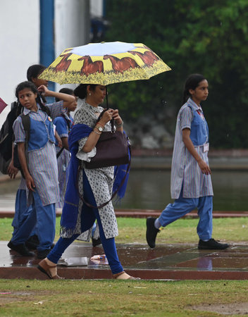NEW DELHI, INDIA â AUGUST 19: School Children at the Kartavya Path Lawns during brief drizzle in the morning on August 19, 2023 in New Delhi, India. (Photo by Vipin Kumar/Hindustan Times)のeditorial素材