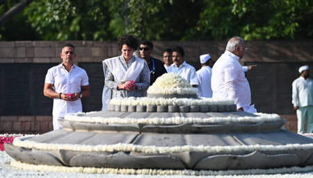 NEW DELHI, INDIA â AUGUST 20: Congress President Mallikarjun Kharge with Priyanka Gandhi Vadra and Robert Vadra paying tribute to former Prime Minister Rajiv Gandhi on his 79th birth anniversary, at Veer Bhumi on August 20, 2023 in New Delhi, India. Rajのeditorial素材