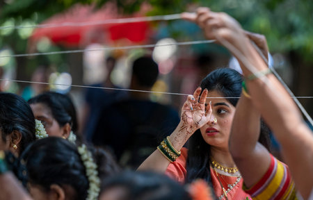 MUMBAI INDIA JUNE 3 2023 Hindu married women observe Vat Purnima by tying ceremonial threads to the Banyan tree and going around it hold Vat Savitri Vrat for the well being and long life of their husbands and desire the same husband in every birth at Dadaのeditorial素材