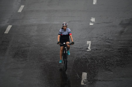 NOIDA INDIA JUNE 4 2023 Commuters out in the light rain on the Sector 96 road on June 4 2023 in Noida India Photo by Sunil Ghosh Hindustan Timesのeditorial素材