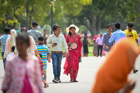 NEW DELHI INDIA JUNE 10 2023 People seen out on a hot day at India Gate on June 10 2023 in New Delhi India Photo by Sanchit Khanna Hindustan Timesのeditorial素材