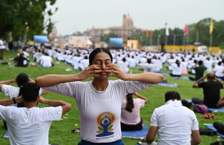 NEW DELHI INDIA JUNE 21 2023 People perform Yoga on International day of Yoga at Kartavya Path lawns near India Gate in on June 21 2023 in New Delhi India Photo by Arvind Yadav Hindustan Timesのeditorial素材