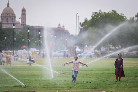 NEW DELHI INDIA JUNE 24 2023 Tourists seen during hot and humid weather at Central Vista Lawns near India Gate on June 24 2023 in New Delhi India Photo by Sanchit Khanna Hindustan Timesのeditorial素材