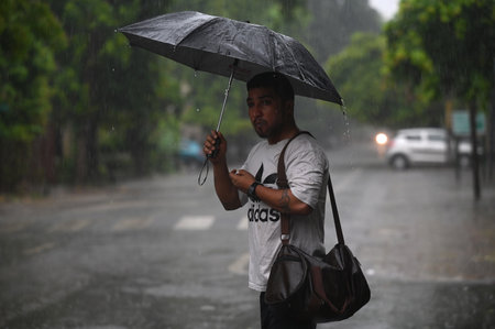 NOIDA INDIA JUNE 29 2023 Commuters out in the rain on the Sector 12 road on June 29 2023 in Noida India Photo by Sunil Ghosh Hindustan Timesのeditorial素材