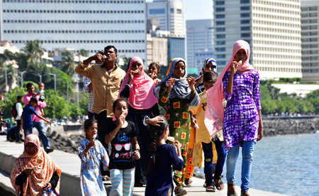 MUMBAI INDIA MAY 2 2023 People cover themselves in the sweltering heat at Marine Drive on May 2 2023 in Mumbai India Photo by Bhushan Koyande Hindustan Timesのeditorial素材