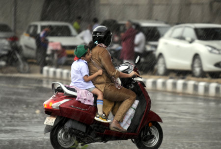 GURUGRAM INDIA MAY 3 2023 Commuters seen amid rain showers near Atul Kataria Chowk sector 14 on May 3 2023 in Gurugram India Photo by Parveen Kumar Hindustan Timesのeditorial素材