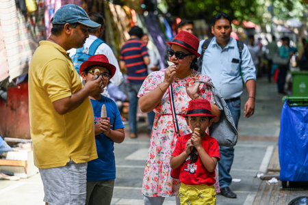 NEW DELHI INDIA MAY 20 2023 Commuters out on a hot summer day at Janpath market on May 20 2023 in New Delhi India Photo by Raj K Raj Hindustan Timesのeditorial素材