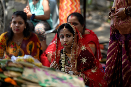 NOIDA INDIA MAY 19 2023 Devotees offer prayers under a tree on the occasion of Vat Savitri Puja at a Shiv mandir on May 19 2023 in Noida India Photo by Sunil Ghosh Hindustan Timesのeditorial素材