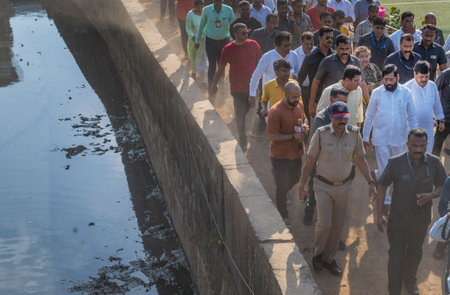 MUMBAI INDIA MAY 19 2023 State of Maharashtra Hon Chief Minister Eknath Shinde along with Brihanmumbai Municipal Corporation Commissioner and Administrator Iqbal Singh Chahal inspecting the desilting works at Milan Subway on May 19 2023 in Mumbai India Phのeditorial素材