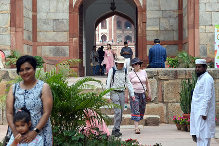 NEW DELHI INDIA APRIL 1 2023 Visitors enjoys pleasant weather at Humayun s Tomb on April 1 2023 in New Delhi India Photo by Sonu Mehta Hindustan Timesのeditorial素材