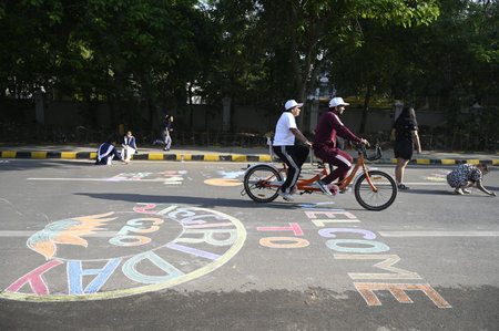 GURUGRAM INDIA APRIL 2 2023 People participate in the activity on the Raahgiri day at Hamilton court road near Galleria market organised by the Gurugram administration along with Gurugram Police GMDA and MCG on April 2 2023 in Gurugram India Photo by Parvのeditorial素材