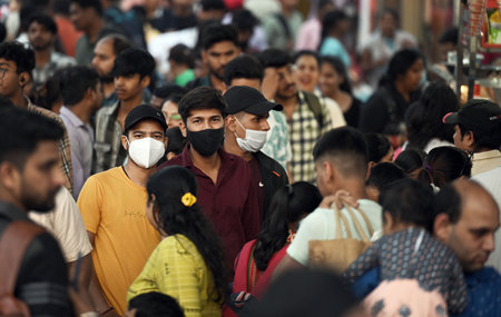 NEW DELHI INDIA APRIL 2 2023 Crowd of visitors at the Sarojni Nagar market on April 2 2023 in New Delhi India India saw a sharp jump in the number of active Covid 19 cases as it logged 3 824 cases in the past 24 hours as per the data shared by the Health のeditorial素材