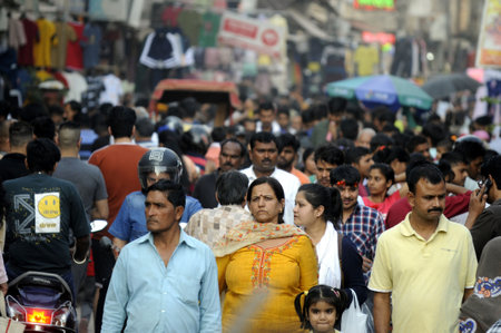 GURUGRAM INDIA APRIL 9 2023 People are seen without face masks in weekly market during a hot summer day at Sadar Bazar near Sohna chowk on April 9 2023 in Gurugram India Photo by Parveen Kumar Hindustan Timesのeditorial素材