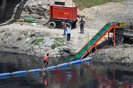 NEW DELHI INDIA APRIL 9 2023 A view of supplementary drain opening in Yamuna River as authorities have taken innovative steps to clean the drain at Wazirabad on April 9 2023 in New Delhi India The Yamuna cleaning operations are going on at full swing undeのeditorial素材
