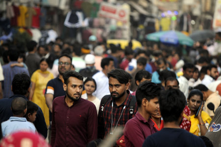 GURUGRAM INDIA APRIL 9 2023 People are seen without face masks in weekly market during a hot summer day at Sadar Bazar near Sohna chowk on April 9 2023 in Gurugram India Photo by Parveen Kumar Hindustan Timesのeditorial素材