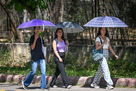 NEW DELHI INDIA APRIL 19 2023 Students out during a hot summer day at Chanakyapuri on April 19 2023 in New Delhi India Photo by Sanchit Khanna Hindustan Timesのeditorial素材
