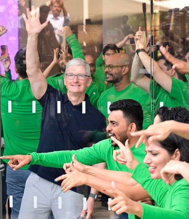MUMBAI INDIA APRIL 18 2023 Tim Cook CEO Apple Inc greets the crowd during inauguration of Apple Store first outlet opened in India at Bandra Kurla Complex on April 18 2023 in Mumbai India Photo by Anshuman Poyrekar Hindustan Timesのeditorial素材
