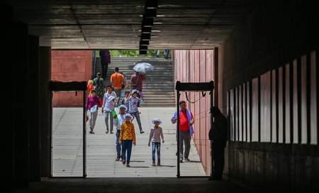NEW DELHI INDIA APRIL 18 2023 Tourists out on a hot day near India Gate as the temperature rises in the Delhi NCR near india Gate lawn on April 18 2023 in New Delhi India Delhi registered a maximum temperature of 40 4 degrees Celsius four notches higher tのeditorial素材